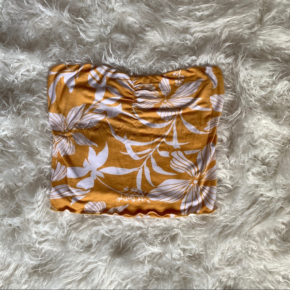 Tillys yellow flowery crop top !! 💛💛
